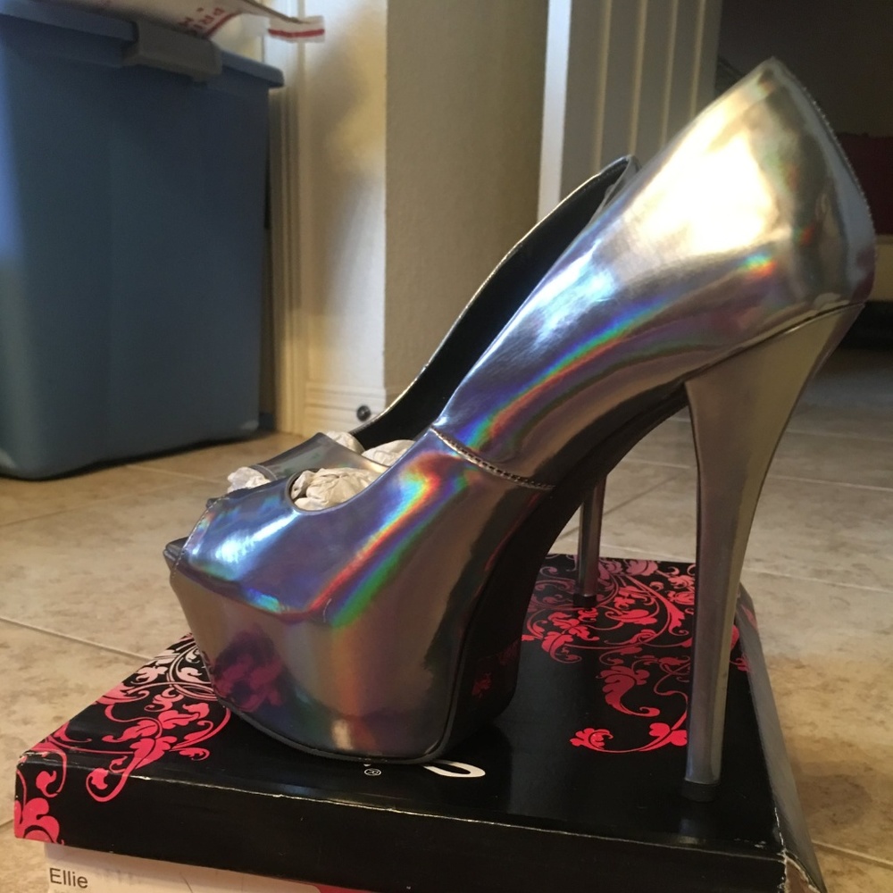 Qupid Ellie Pewter Hologram platform heels Size 8.5!
